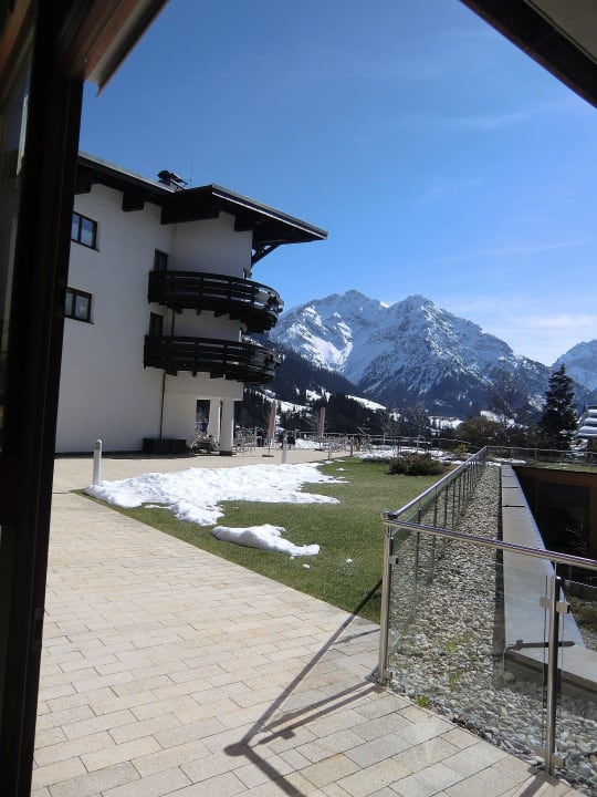 Blick auf den Garten und den Rundbau A-ROSA Ifen Hotel Kleinwalsertal