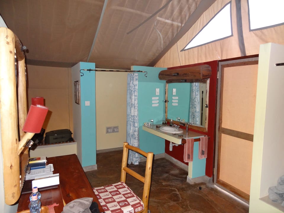 Eingangsbereich und WC Zelt Man Eaters Camp/Lodge