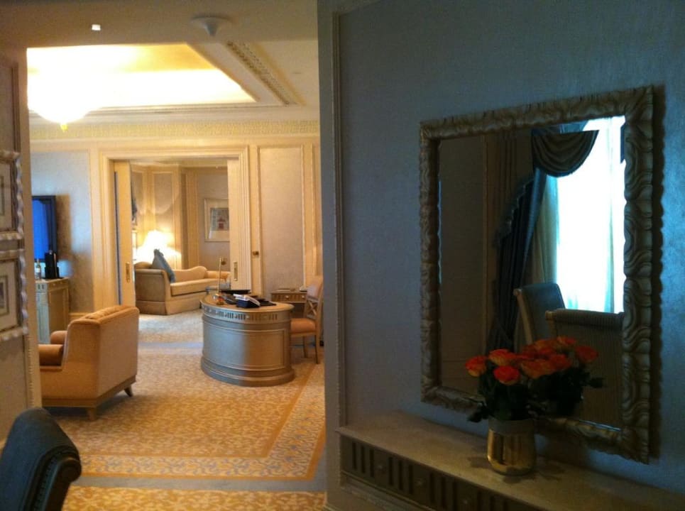 Blick in den Wohnraum der Suite Emirates Palace Mandarin Oriental