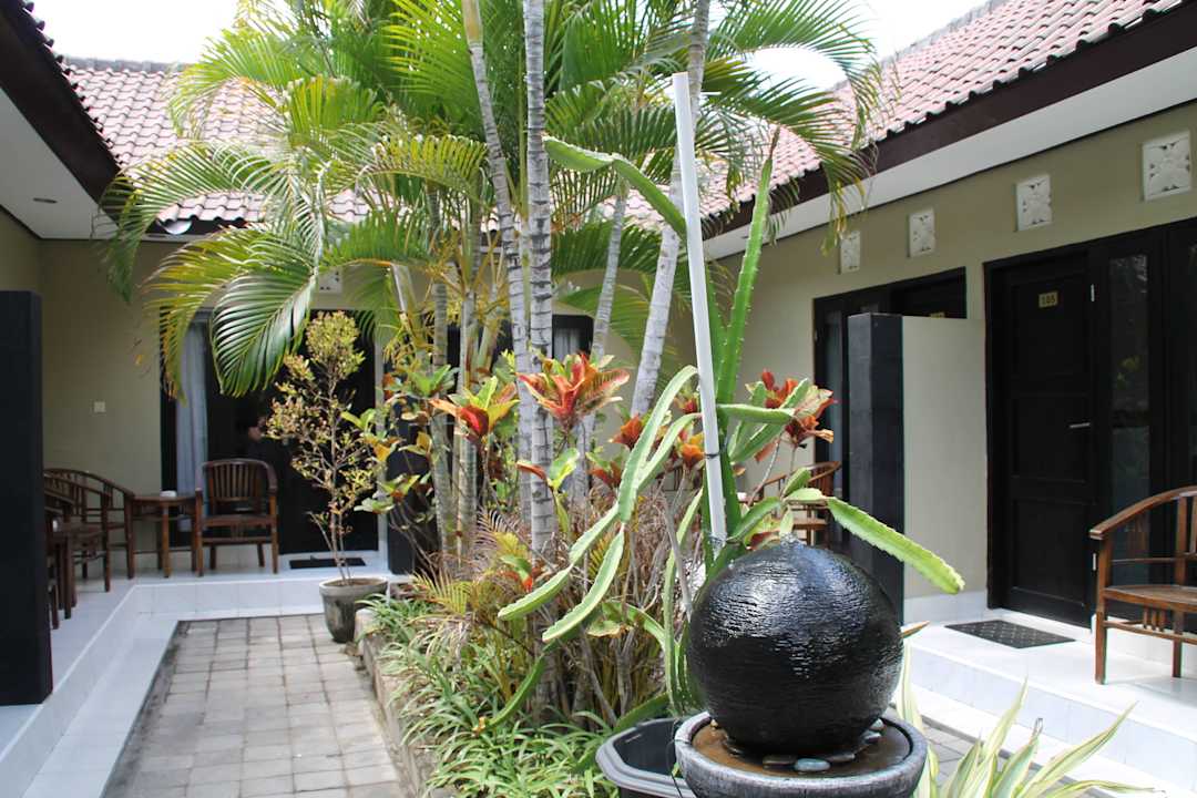 Zimmer gegenüber Eingangsbereicjh Andari Legian