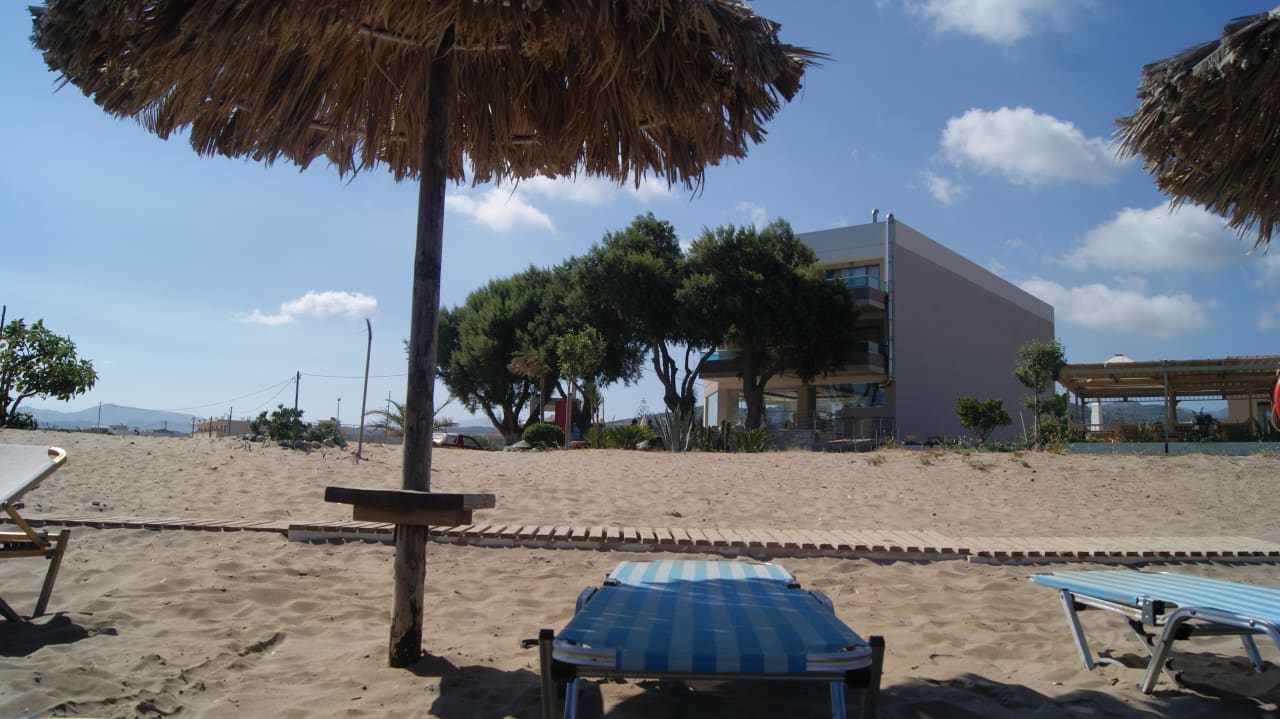Widok na hotel z plaży Nautilus Bay Hotel