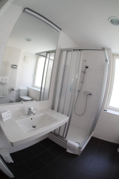 Bad (mit Fisheye fotografiert, deshalb verzerrt) Four Points Flex by Sheraton Vienna Hauptbahnhof