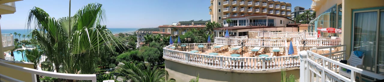 Blick vom Zimmer, unter anderem in Richtung Hauptrestaurant Iz Flower Side Beach Hotel