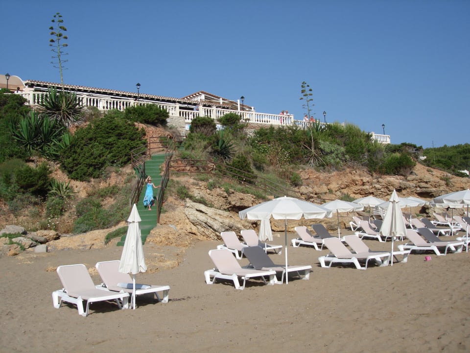 Schöner Sandstrand direkt am Hotel Invisa Figueral Resort Cala Blanca