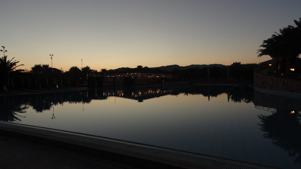 Abendstimmung am Pool mit  Blick zum Restaurant Liberot Tirreno Resort