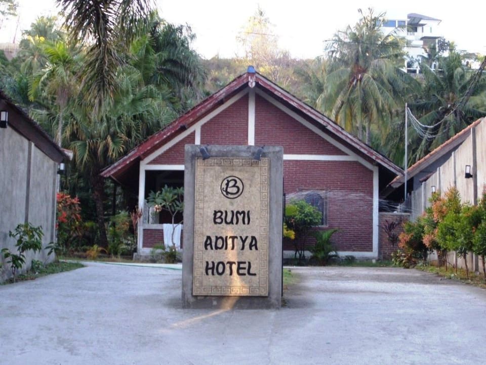 Eingang Hotel Bumi Aditya