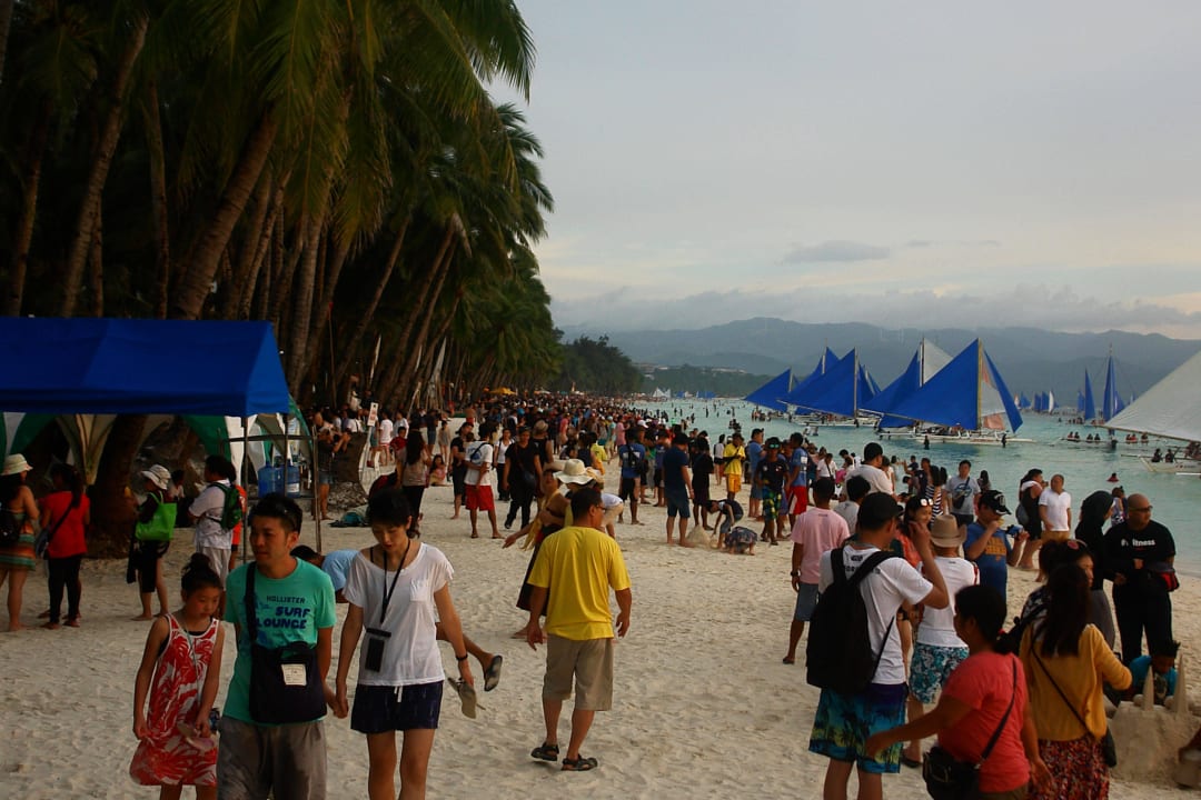Der jeden Tag ueberfuellte "White Beach" Villas and Suites The Sitio Boracay