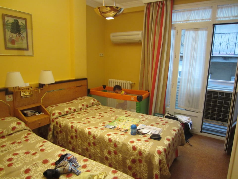 Das Zimmer von innen mit Blick auf das Fenster Hotel Anacapri