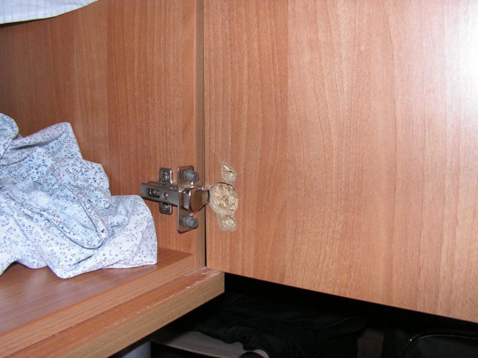 Beschädigte Möbel  Hotel Galles