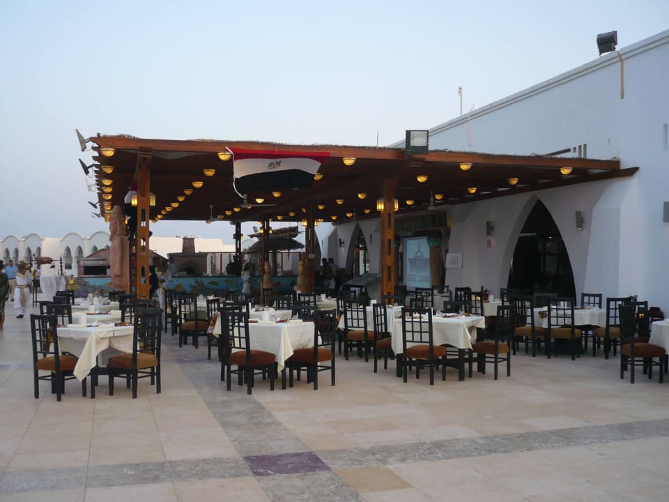 Außenterrasse des El Wadi Hotel Gorgonia Beach Resort