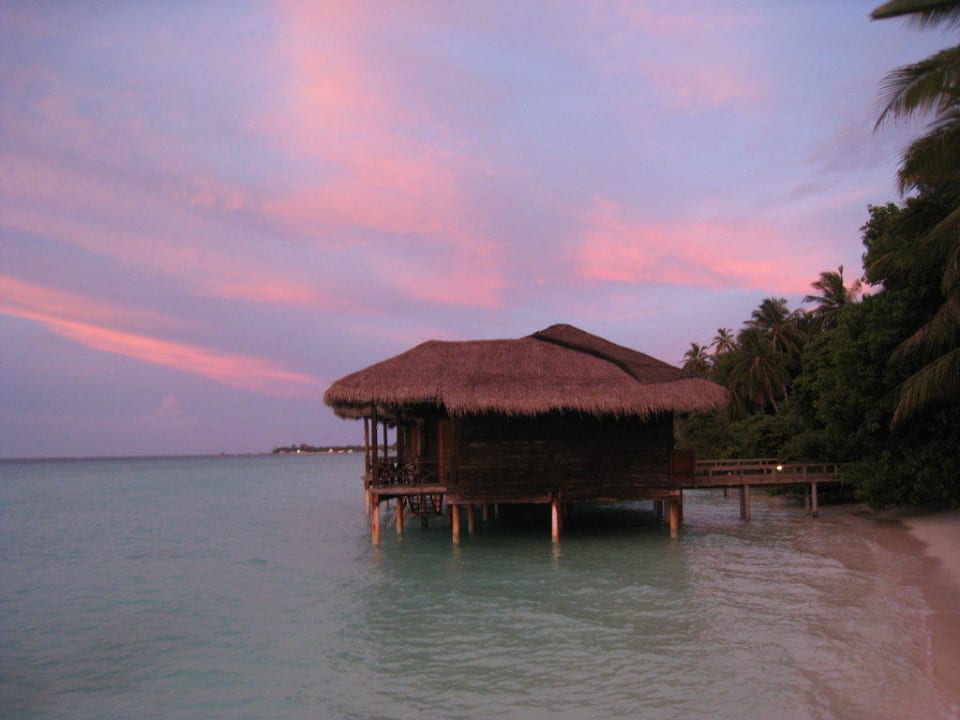 Wasserbungis Lagunenseite bei Sonnenuntergang Kuramathi Maldives