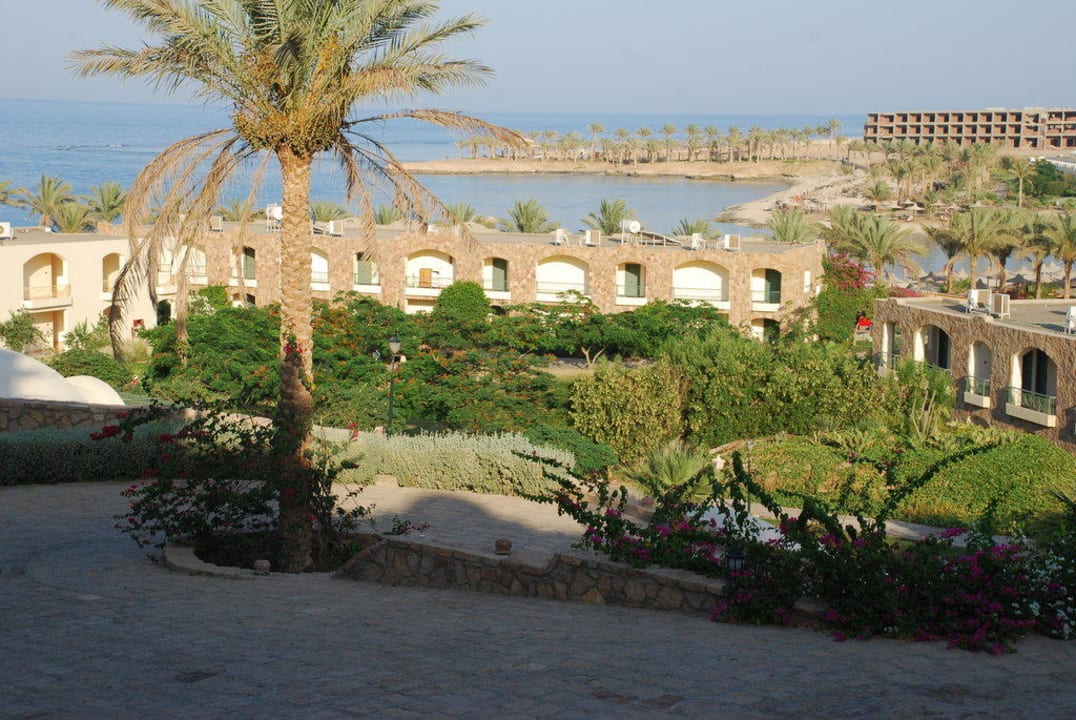 Blick über Anlage auf Strand Brayka Bay Resort