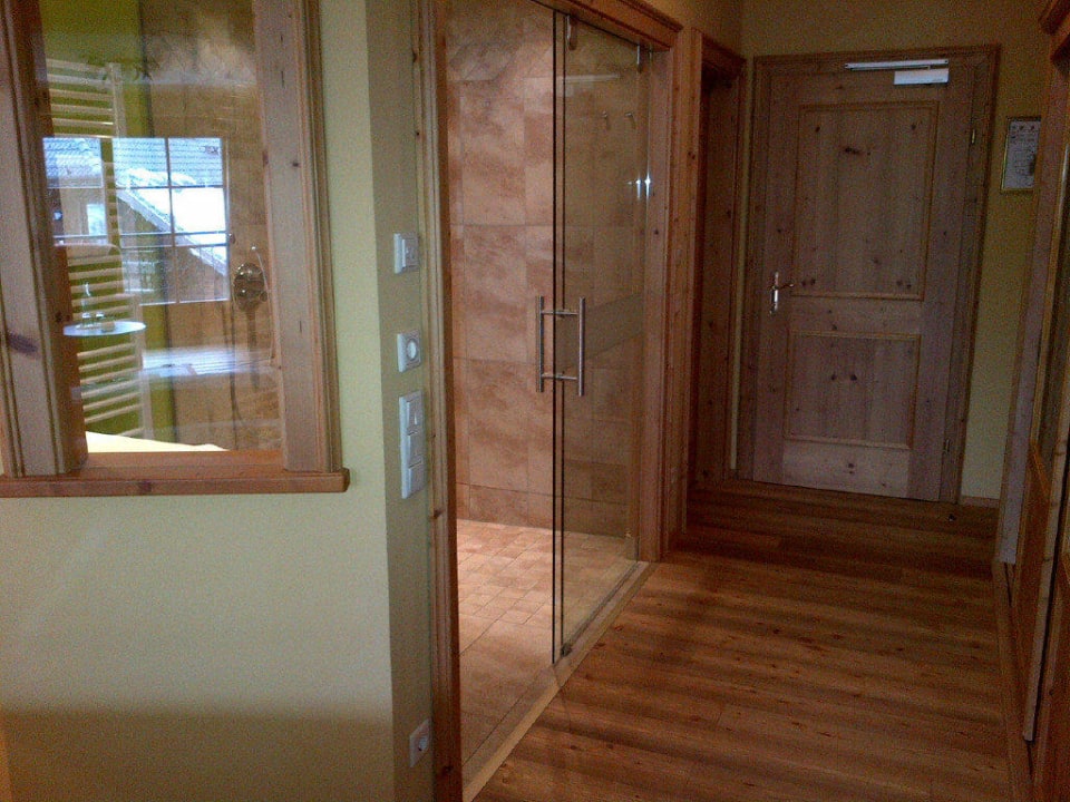 Blick auf Eingang und Bad Wellnesshotel Eggerwirt