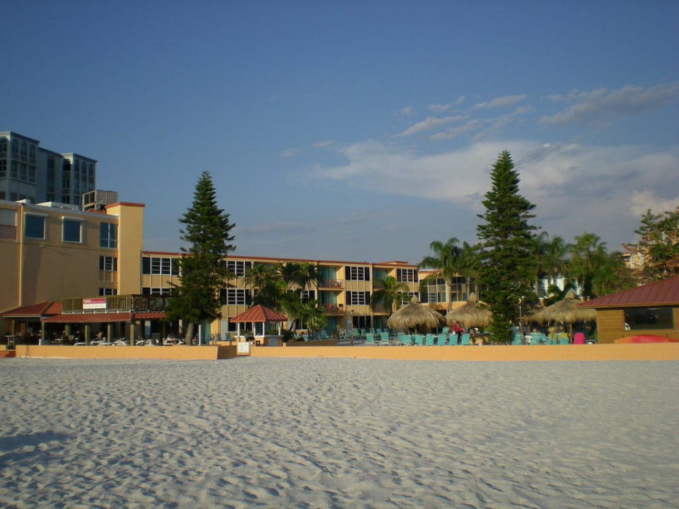 Hotel vom Strand aus gesehen Hotel Dolphin Beach Resort