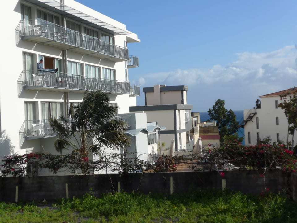 Links im Bild Rückansicht des Hotels Hotel Madeira Bright Star