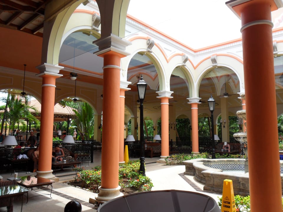 Innenhof Rezeption mit Brunnen Hotel Riu Tequila