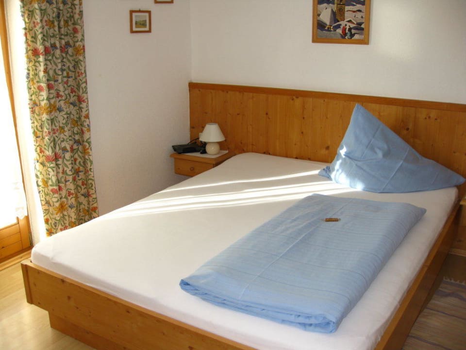 Bett mit Guetzli Pension Angela