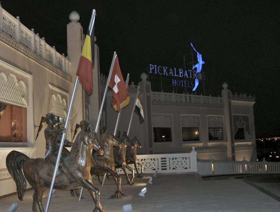 Eingang am Abend Pickalbatros Palace Resort