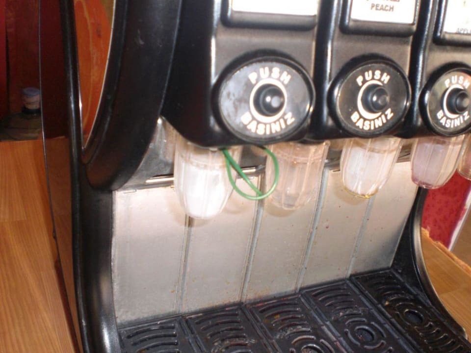 Kabel hängen aus dem Getränkeautomat Hotel Orfeus Park