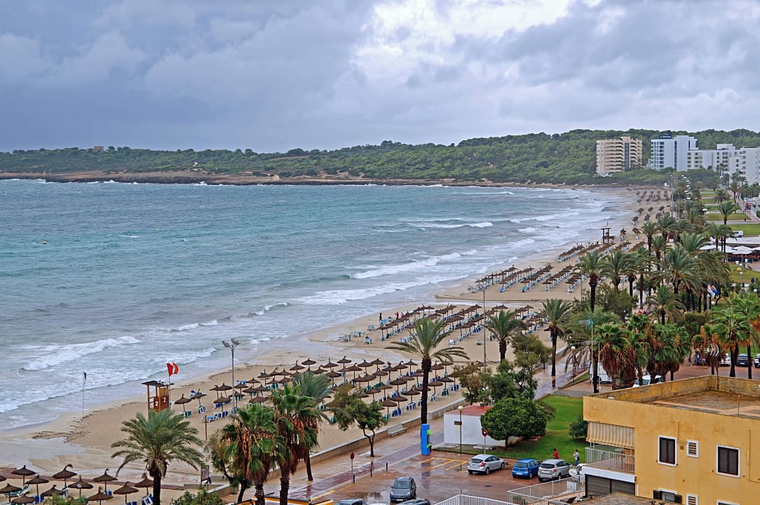 Hotel-Pool & Strand am Regentag CM Playa del Moro