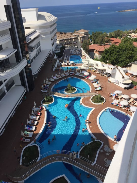 80% Liegen mit Handtuch reserviert  Laguna Beach Alya Resort & Spa Hotel