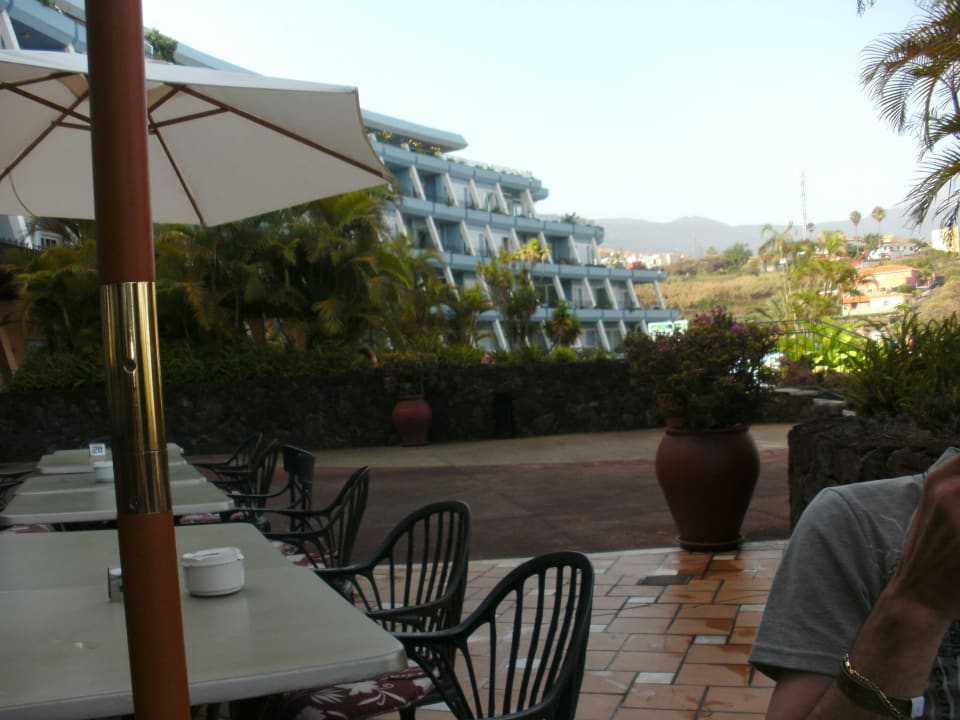 Sitzgelegenheit nähe des Pools Coral La Quinta Park Suites