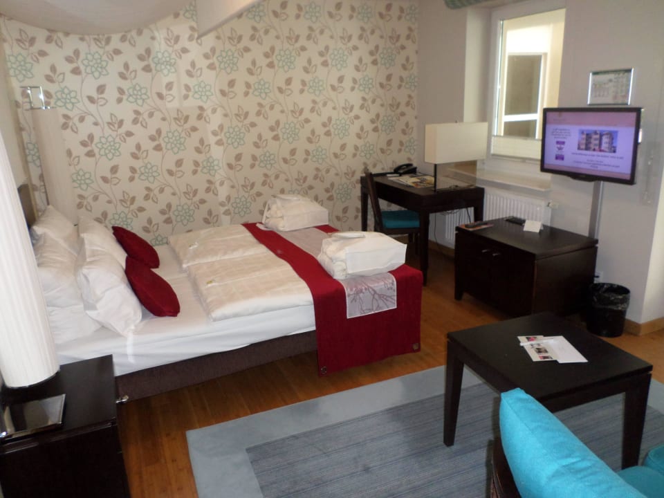 Bett und Schreibtisch Das Ahlbeck Hotel & SPA