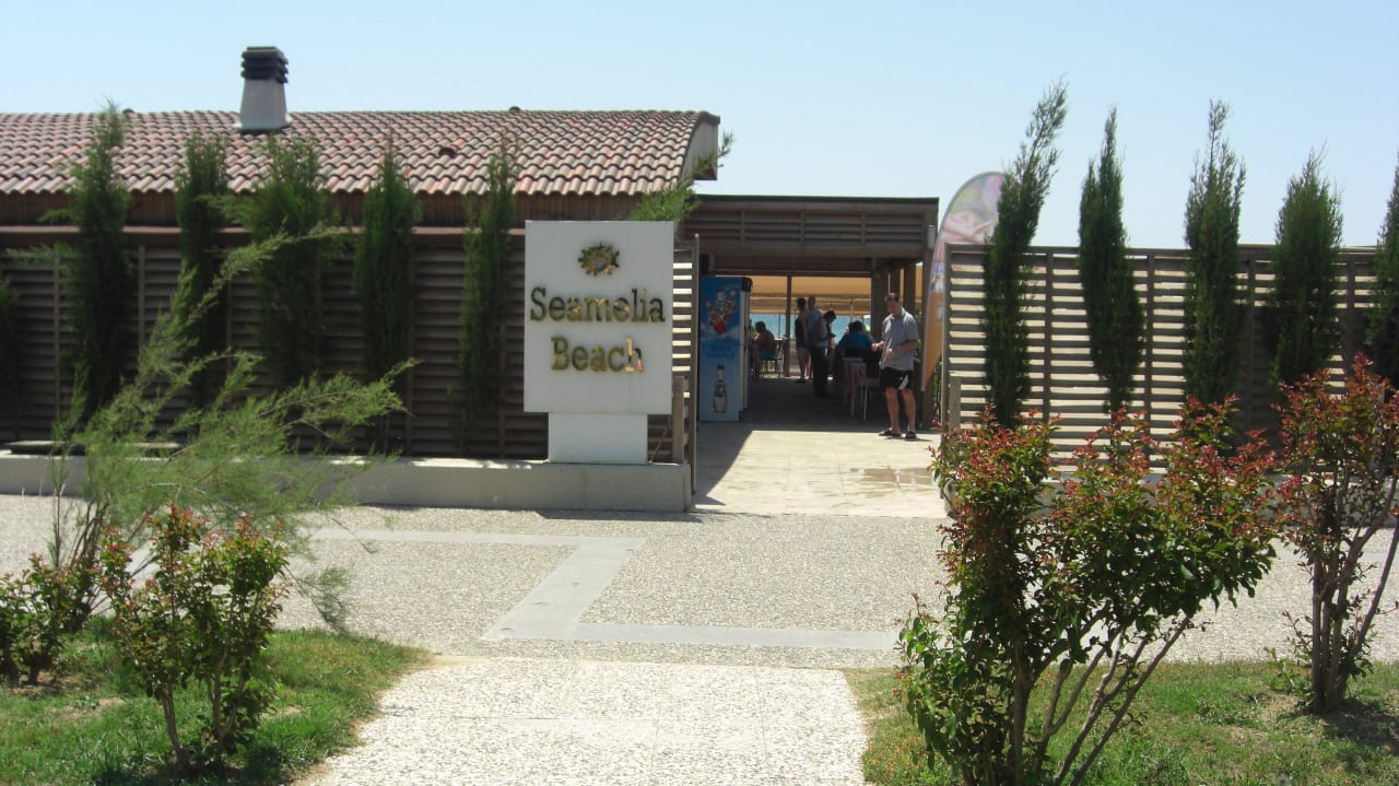 Eingang zur Strandbar Seamelia Beach Resort