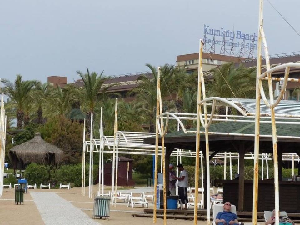 Blick vom Strand zum Hotel Sunis Kumköy Beach Resort Hotel & Spa