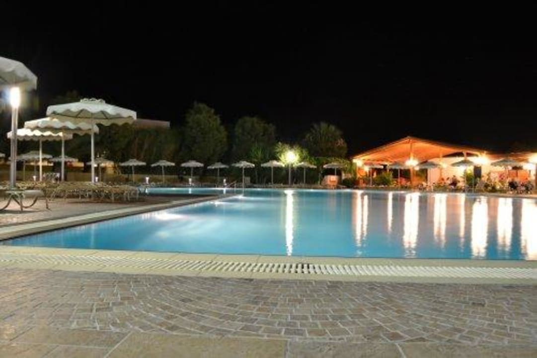 Pool und Pool-Bar bei Nacht Leonardo Kolymbia Resort - Rhodes