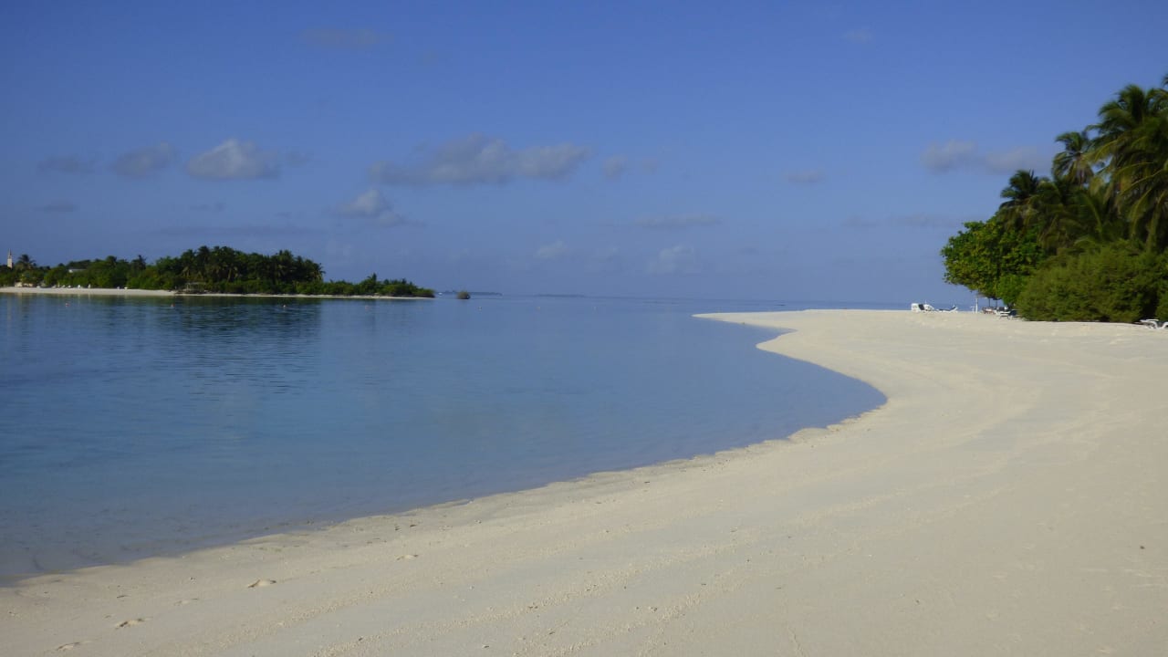 Strand pur mit weißem Sand.  Meeru Maldives Resort Island