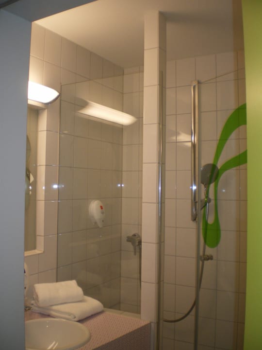 Nettes Bad mit Regenwalddusche Prize by Radisson, Bremen City