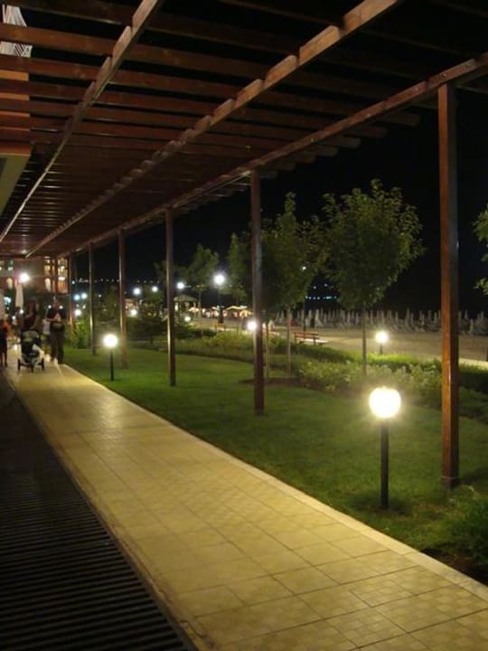 Promenade vor dem Hotel Sol Luna Bay