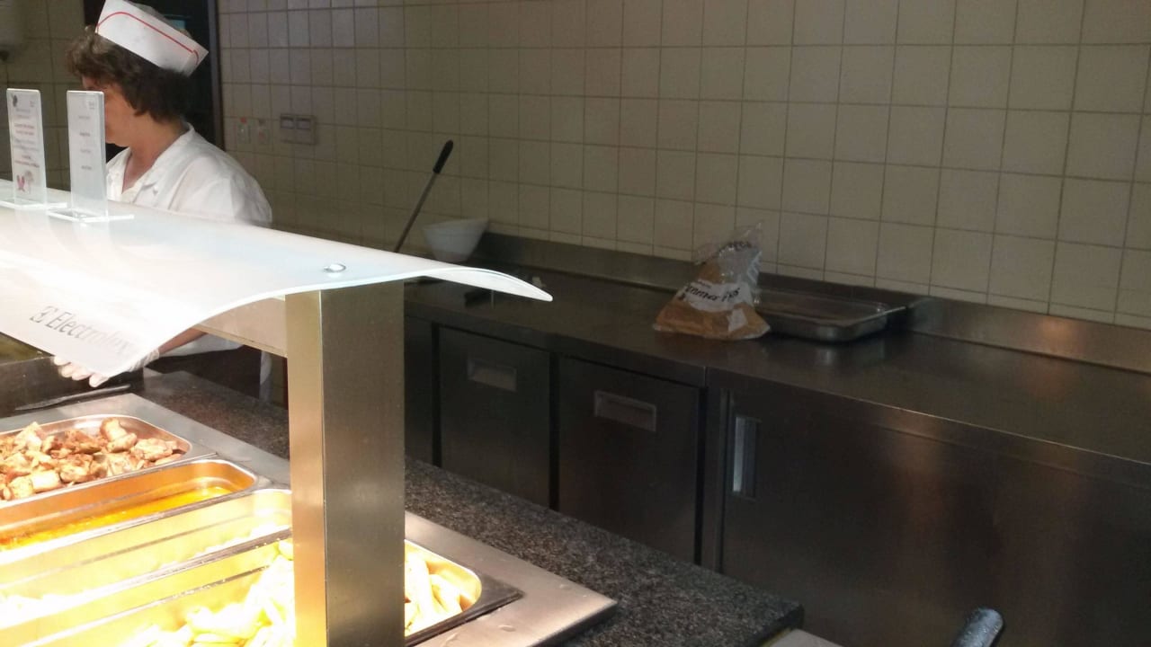 Kantinenatmosphäre an Essensausgabe Sol Luna Bay