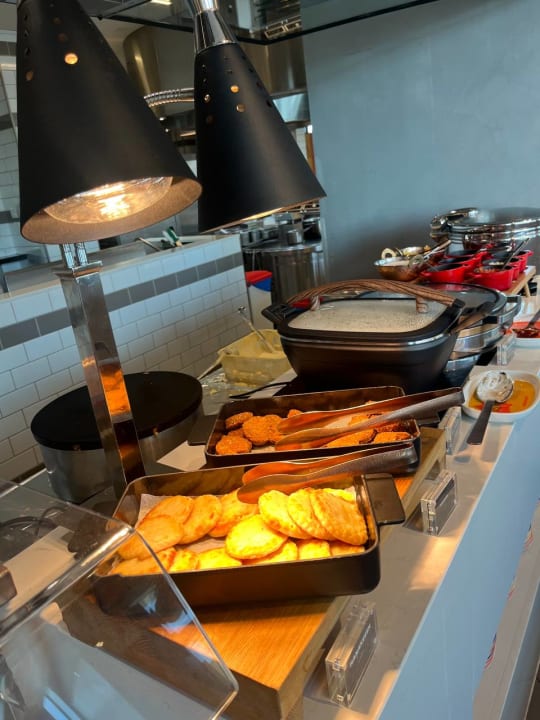 Gastro The WB Abu Dhabi, Curio Collection By Hilton