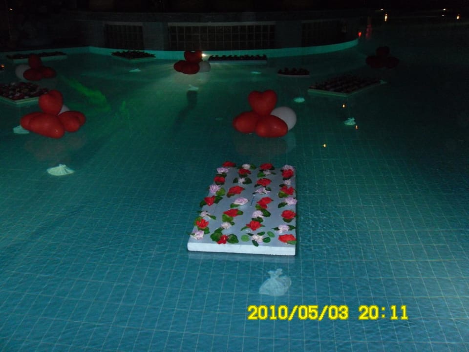 Blumen und Ballons im Pool Botanik Hotel & Resort