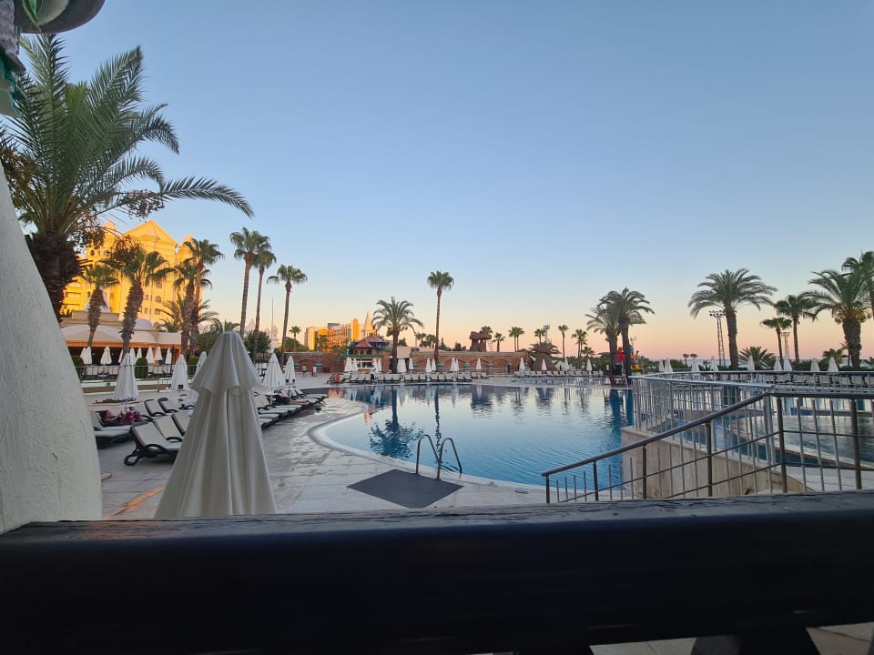 Pool Kamelya Aishen Club