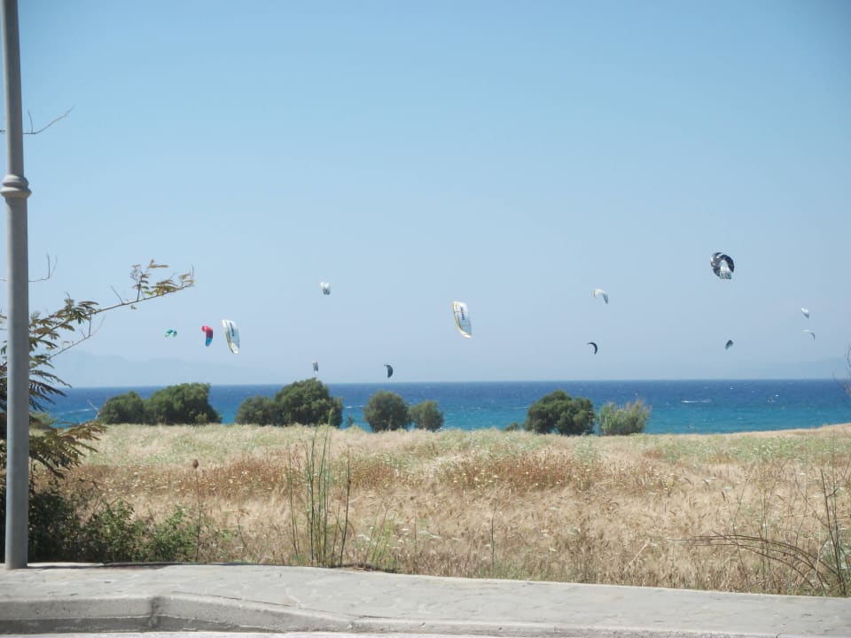 Blick von der Strasse zum Meer Hotel Nirvana Beach
