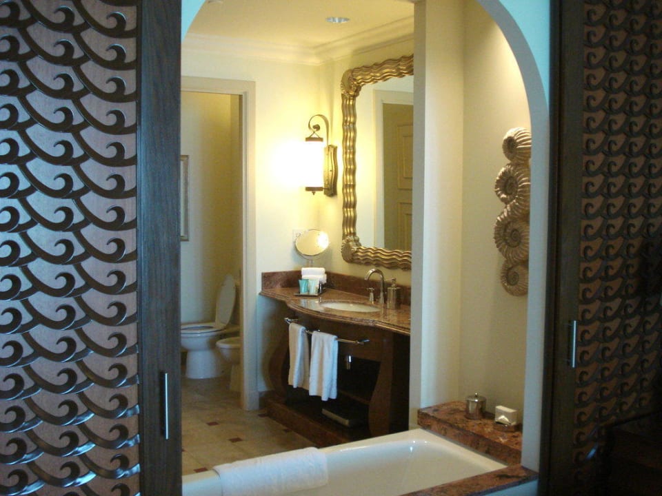 Blick durch die Trennwand ins Badezimmer Atlantis, The Palm