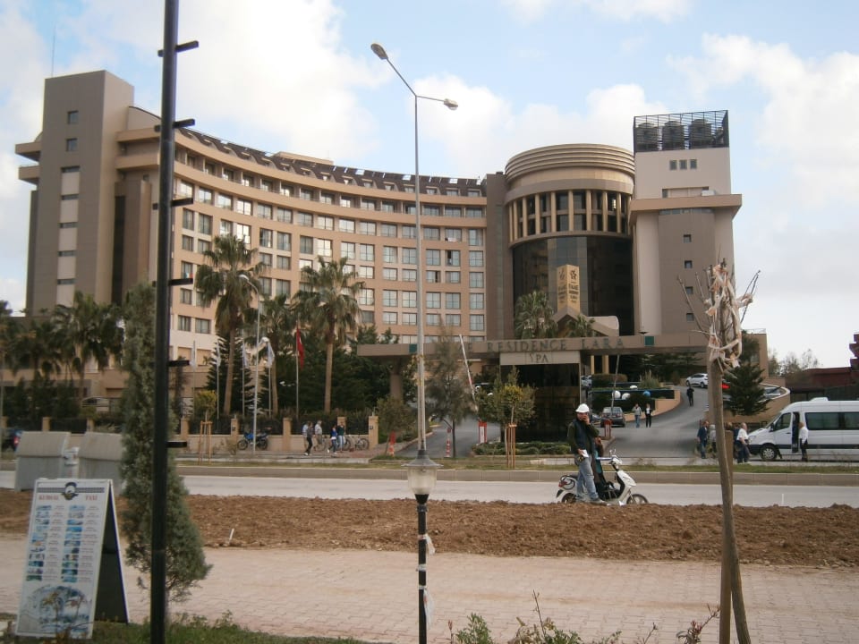 Fame Residence Blick von der Strasse Fame Residence Lara & Spa