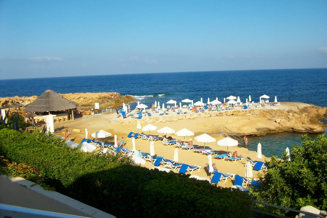 Sonnenliegen am Hotel-Felsenstrand Hotel Cynthiana Beach