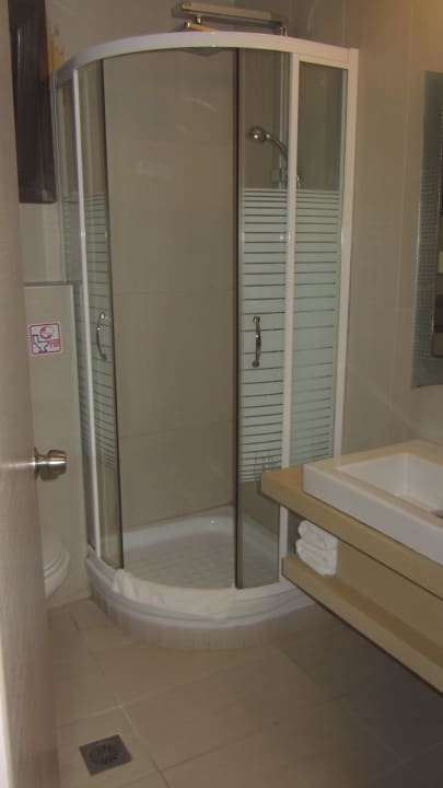 Bad des Superiorzimmer Hotel Lagomandra Beach