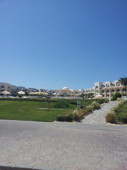 Blick vom Strand  auf das Hotel Old Palace Resort Sahl Hasheesh
