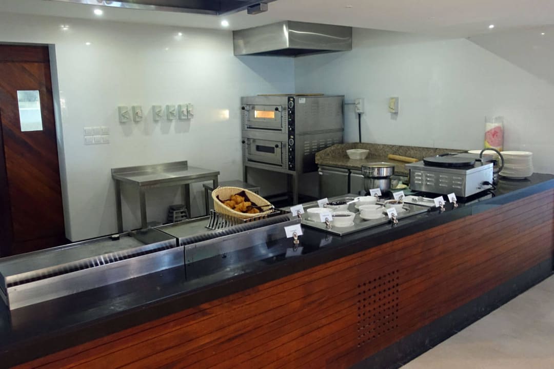 Backstation am Frühstücksbüffet Summer Island Maldives