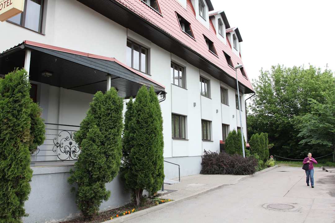 Вход в отель Hotel Riverside