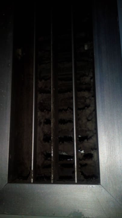 Abluftschacht vom Bad verdreckt. Hotel Henrietta