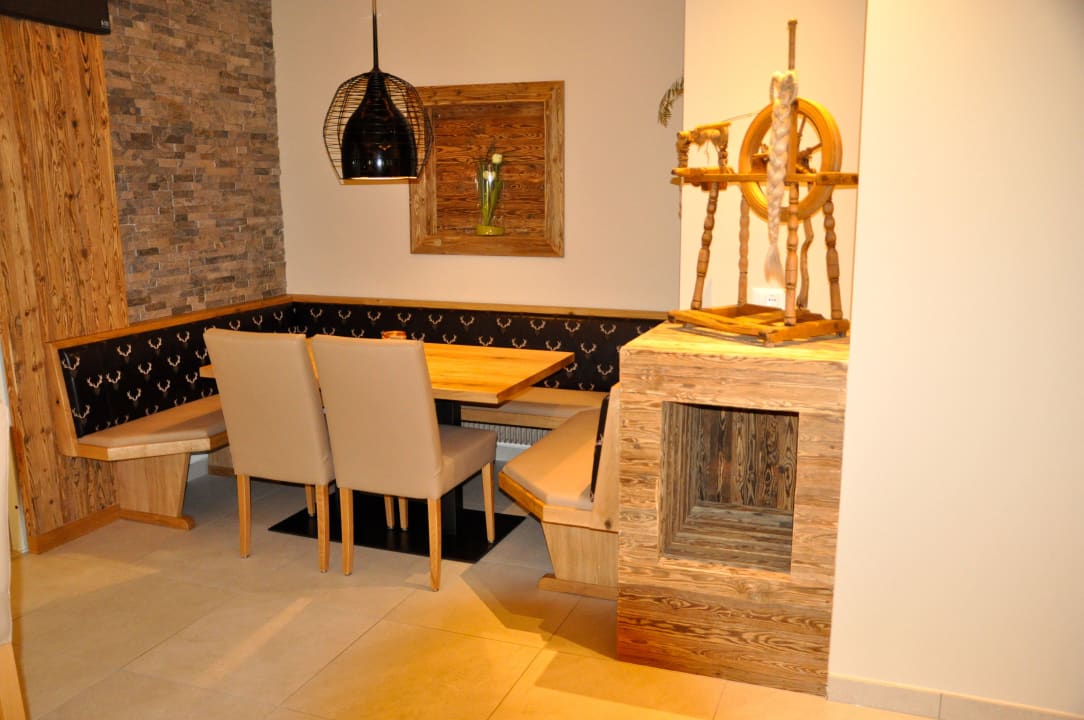 Sitzgelegenheit neben neuem Kamin Hotel Wiesenhof Garden Resort