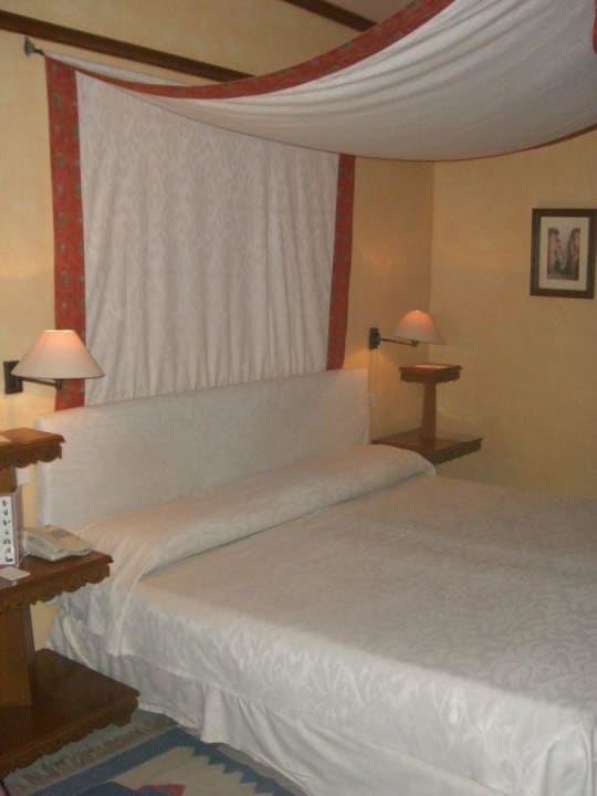 Großes Doppelbett Deluxe Zimmer The Grand Resort