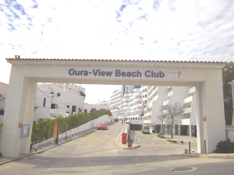 Einfahrt. Rechts das Haupgebäude und links die APP Grand Muthu Oura View Beach Club