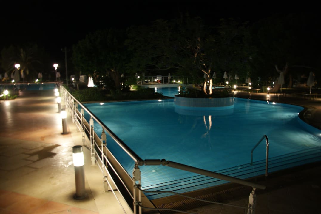 Pool bei Nacht Caravia Beach Hotel